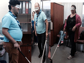 Εικόνα: 4 Μέλη του Δικτύου φορώντας μάσκες ύπνου και κρατώντας λευκό μπαστούνι, προσπαθούν να προσανατολιστούν και να κινηθούν στο χώρο